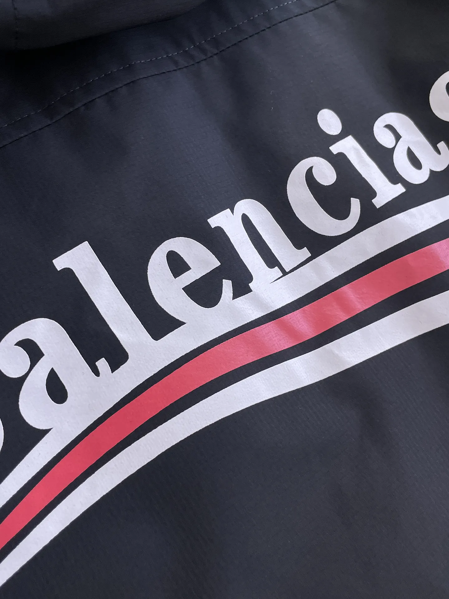 Balenciaga 2026 Autumn and Winter New Arrival Down Jacket. Original 1:1 customized hardware accessories, all imported and original customization. Welcome to compare at the counter. Absolutely high quality. Made of top-grade 95 down. Super soft. Full and fluffy. Super heavy workmanship. Fabric workmanship. 👍Perfect version. Note⚠The fabric is super comfortable. Exclusive model. Non-market goods. A 1 Same Style Size for men and women: M ~ XXXL